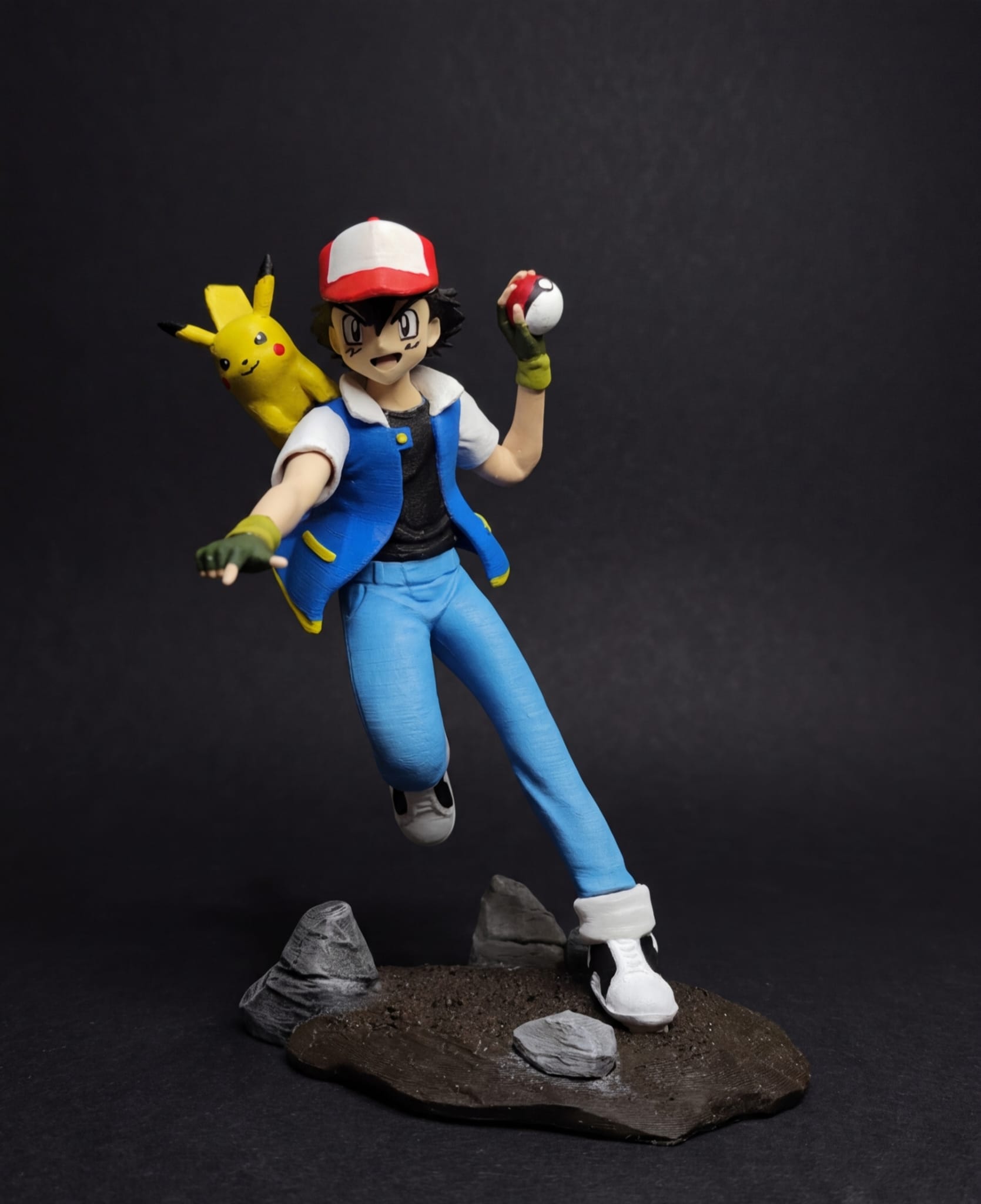 Ash Ketchum ile Pikachu Figürü